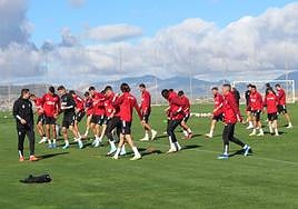 Calentamiento de los futbolistas del Granada.