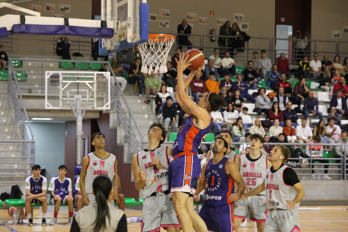 Canasta de Javi Hernández en el derbi.