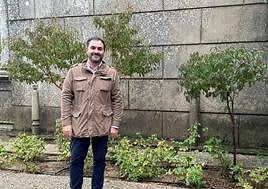 Antonio Jesús Ruiz, delante de algunas de las zonas ajardinadas que se están arreglando.