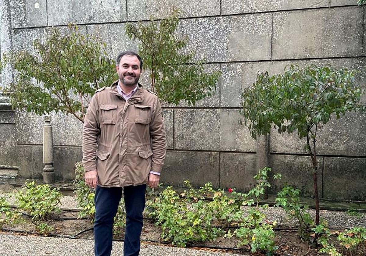 Antonio Jesús Ruiz, delante de algunas de las zonas ajardinadas que se están arreglando.