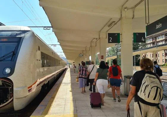 Viajeros suben al tren en la estación de Jaén.