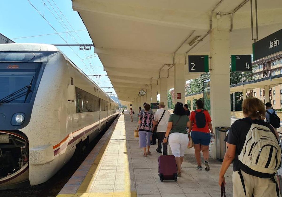 Viajeros suben al tren en la estación de Jaén.