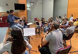 Daniel García dirige un ensayo de la orquesta en el Aula Magna.