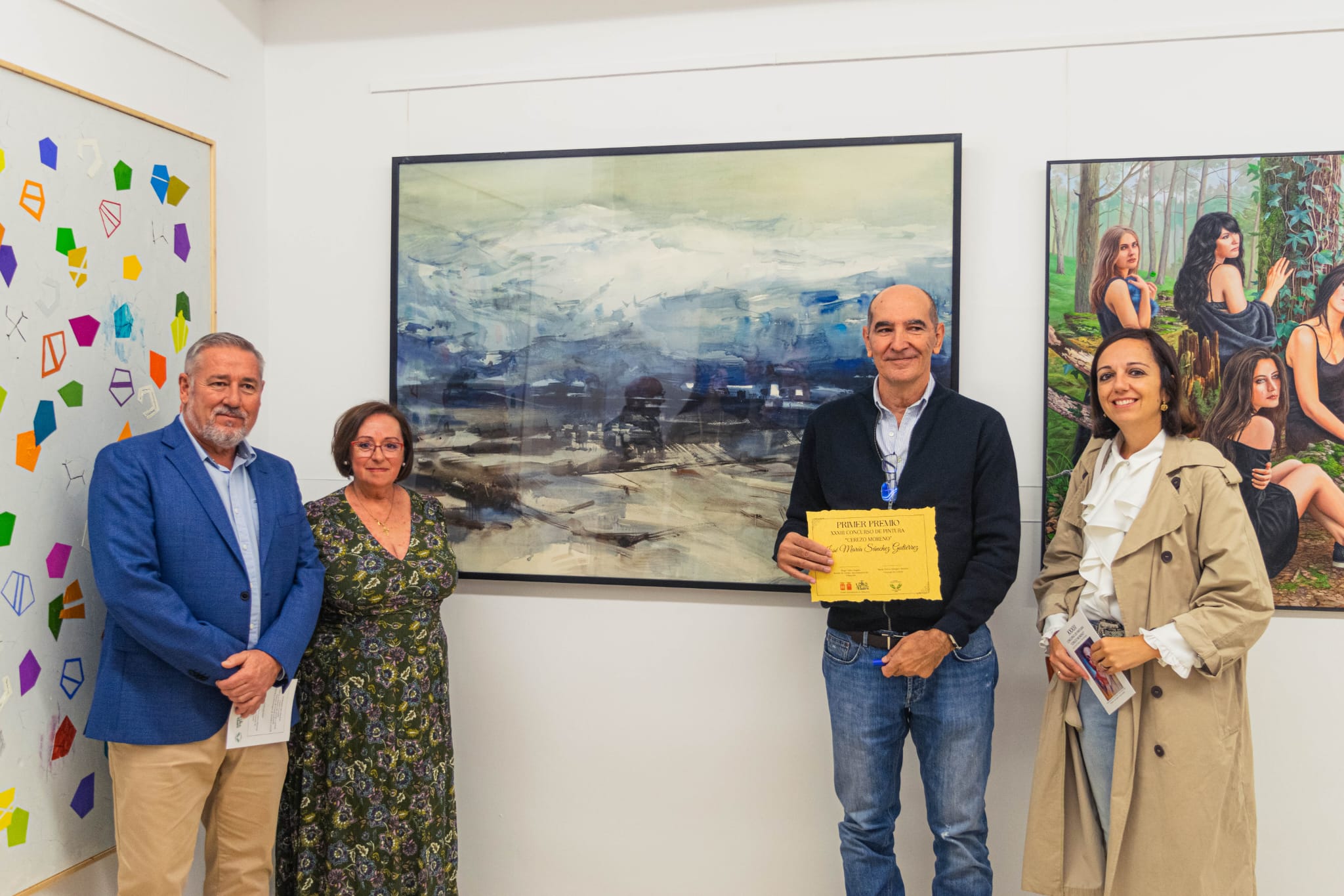 Jose María Sánchez posa junto al cuadro y el premio.