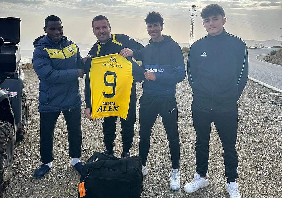 Abdulaye junto a sus compañeros y el responsable del equipo, Carlos Moreno