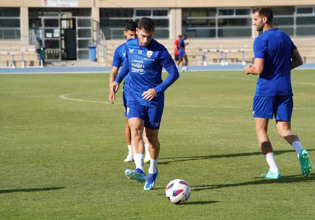 Adri Embarba toca el balón en el entrenamiento desarrollado este miércoles en el Anexo.