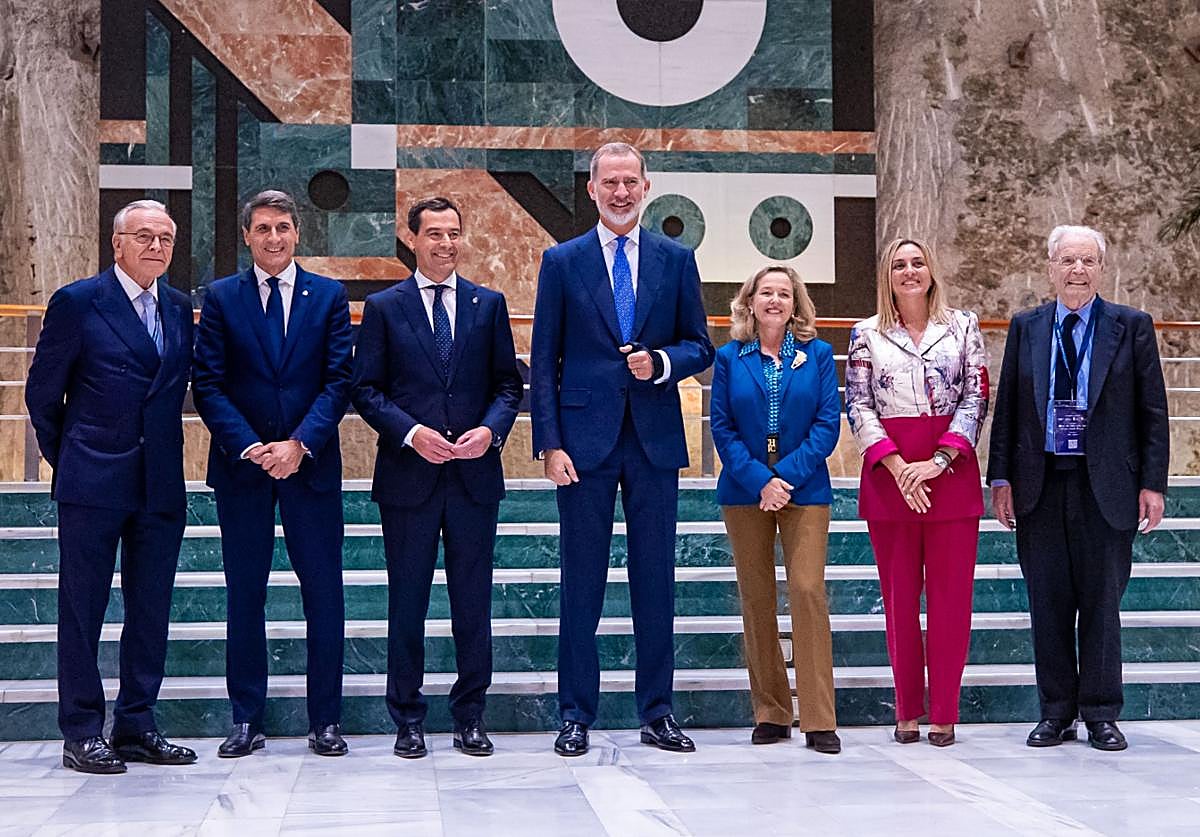 El Rey respalda a los directivos en Granada: «De vuestra buena gestión dependen muchas familias»