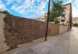 Muro reconstruido en el solar que hay frente a la fachada sur de la Catedral de Jaén.