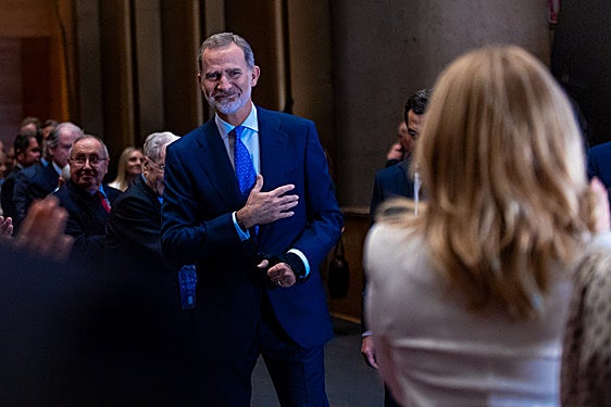 El rey saluda a su entrada al Palacio de Congresos de Granada.