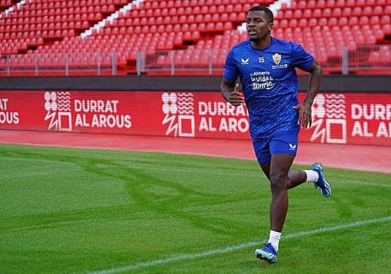 Sergio Akieme realiza carrera continua en el campo principal.