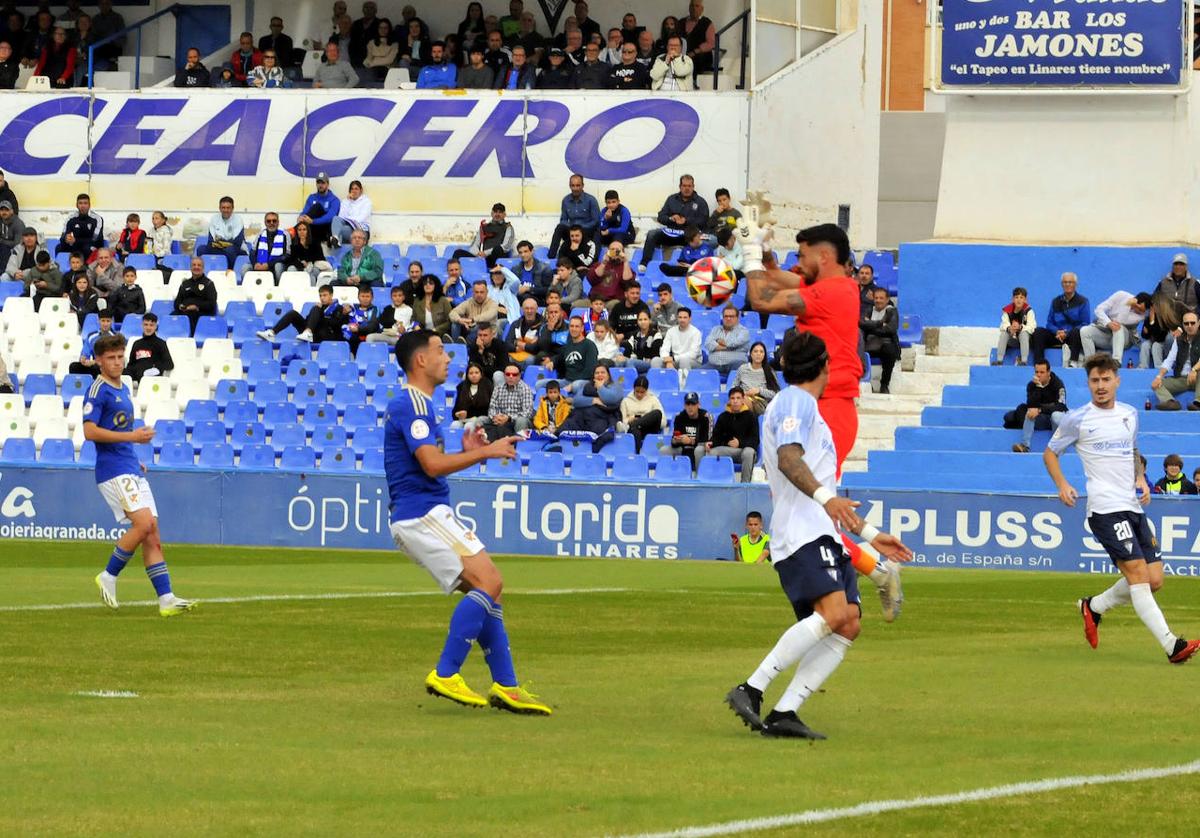 El técnico del Linares ha ensayado finalización de jugadas de ataque con sus futbolistas.