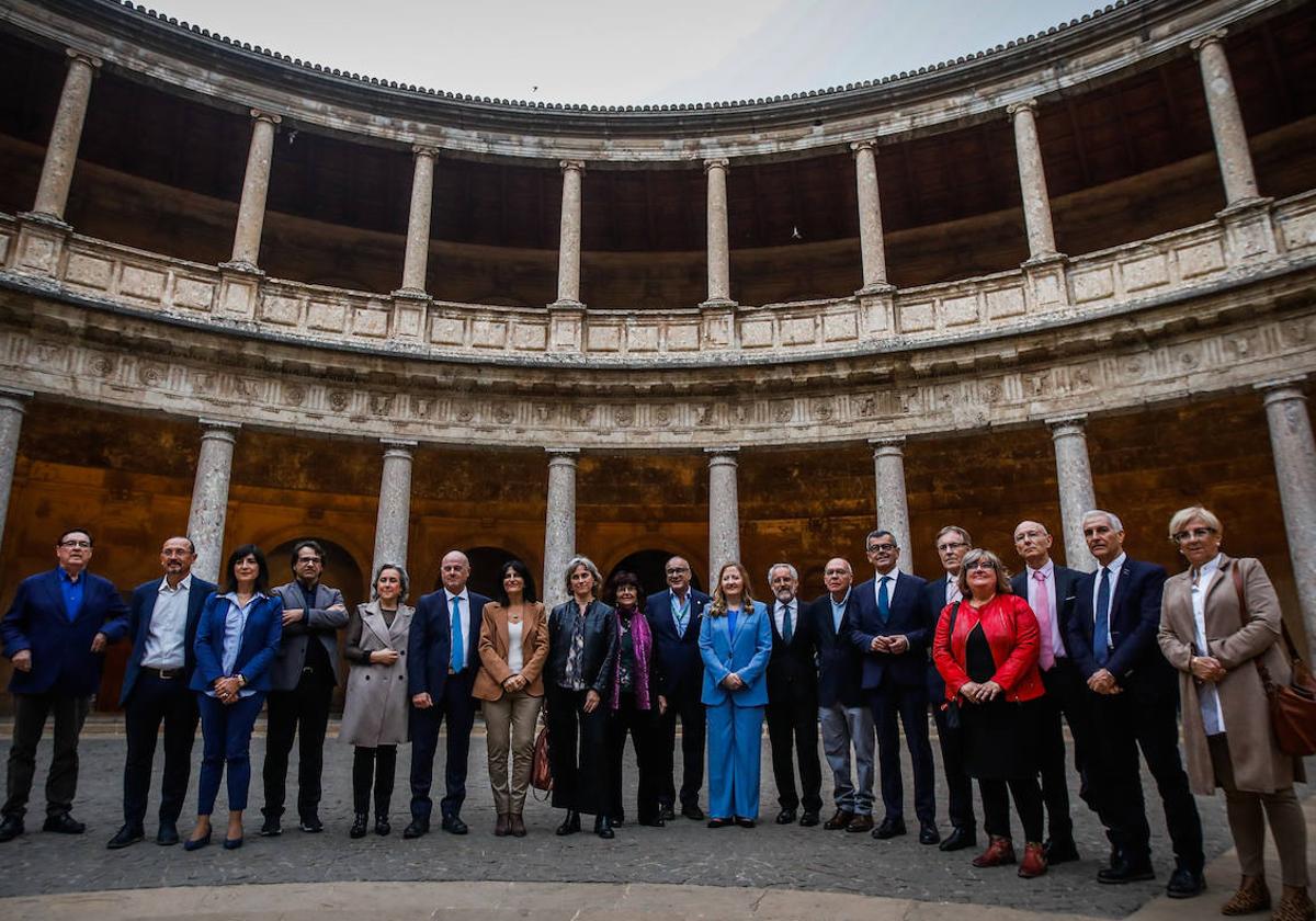 Foto de familia con los galardonados, organizadores y representantes institucionales, en el Carlos V.