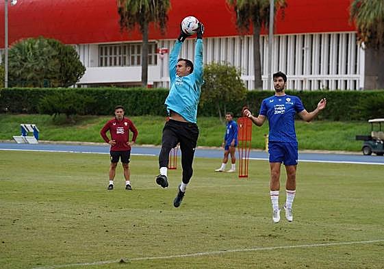 Fernando vuela alto, como los sueños para hoy de la UD Almería.