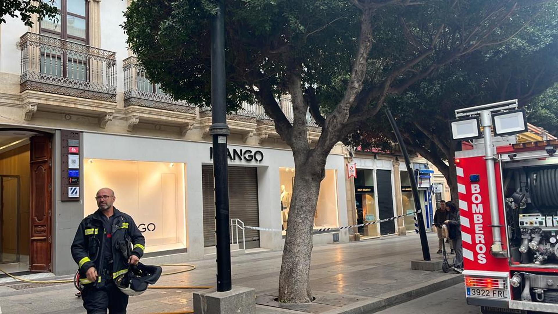 Un Incendio Obliga A Desalojar Un Edificio En Pleno Paseo De Almería ...