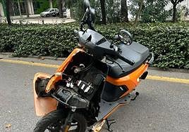 Ciclomotor conducido por el repartidor que sufrió un accidente este jueves.