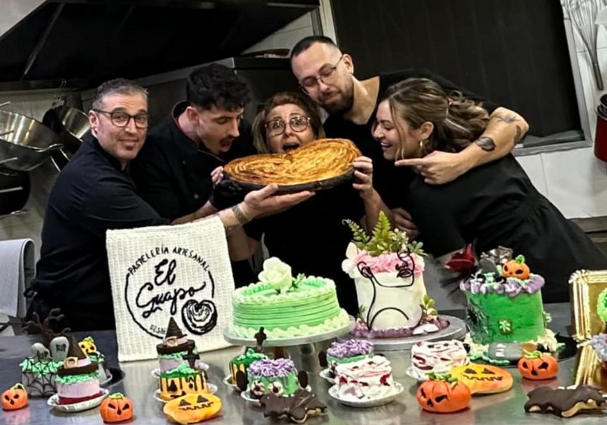 Manolo, a la izquierda de la imagen, y Andrea, en el centro, junto al equipo de la Pastelería El Guapo.