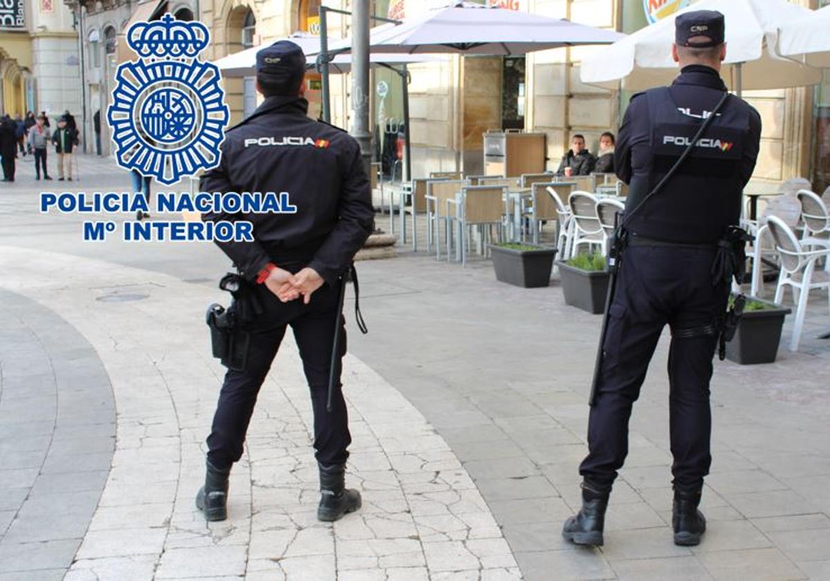 Le parte la cabeza de un botellazo a un camarero y destroza un restaurante de Granada.