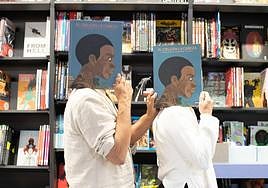 Sergio García y Lola Moral, tras la portada de 'El cielo en la cabeza', en la librería Picasso Cómics.