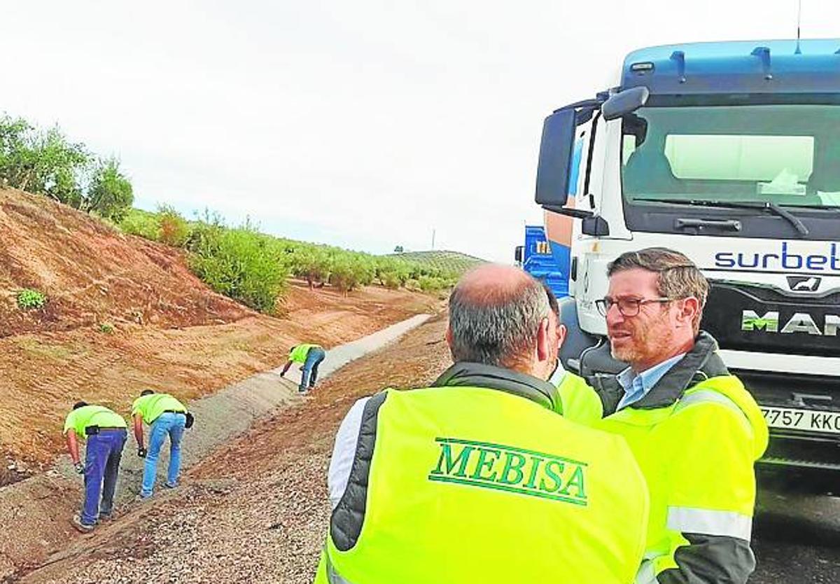 Visita institucional a las obras de la carretera.