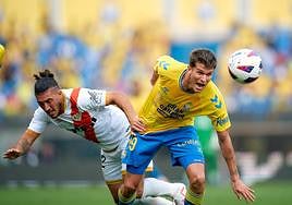 Marc Cardona se anticipa a Pacha Espino.