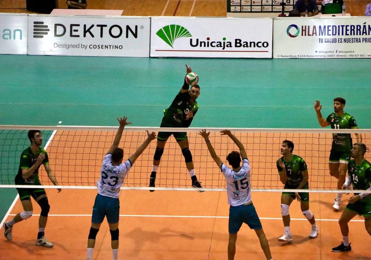 La 'pipe' de un solemne Víctor Rodríguez define el partido, con Bertassoni, que mece al equipo, siguiendo la jugada.