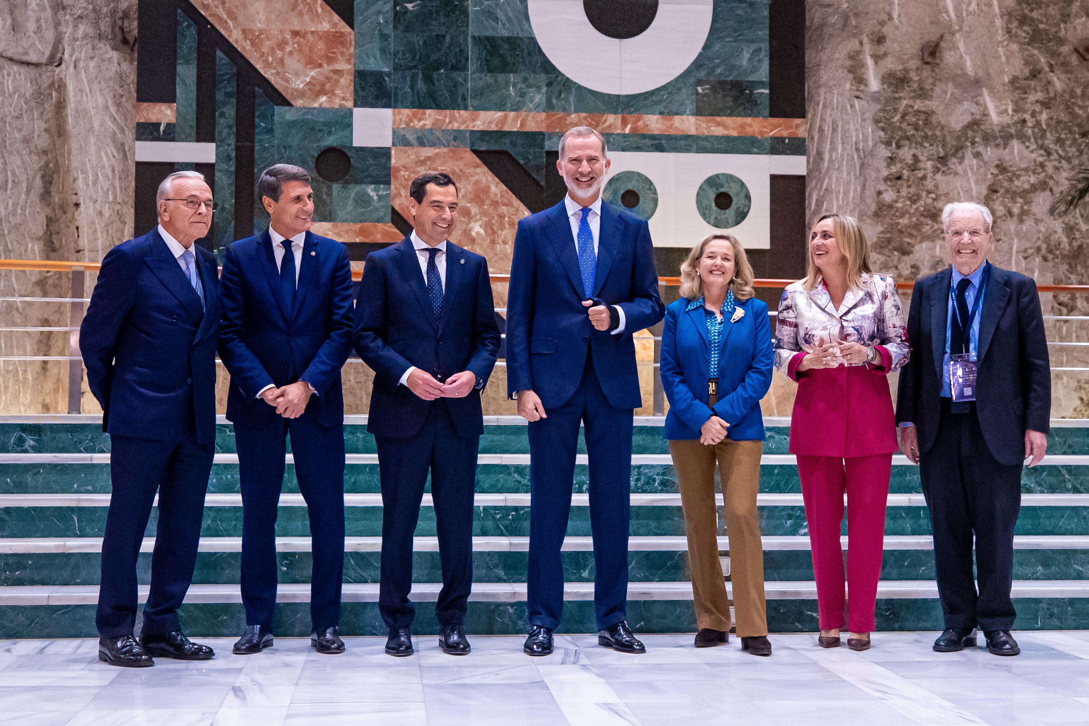 Isidro Fainé, Pedro Fernández, Juanma Moreno, Felipe VI, Nadia Calviño, Marifrán Carazo y Antonio Garrigues.