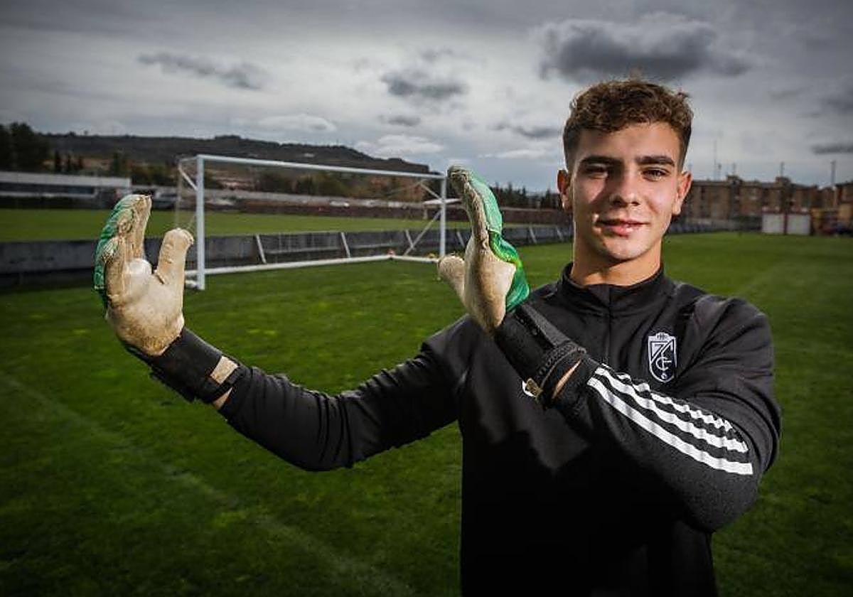 Fran Árbol 'comprime' una portería entre sus guantes en la Ciudad Deportiva del Granada.