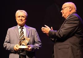 El director de IDEAL, Eduardo Peralta, entrega la estatuílla a Rafael Morales, presidente de El Taranto.