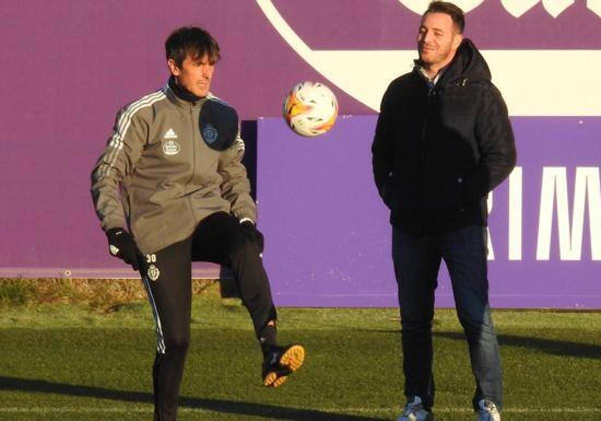 Pacheta toca el balón en presencia de Fran Sánchez, en un entreno del Valladolid.