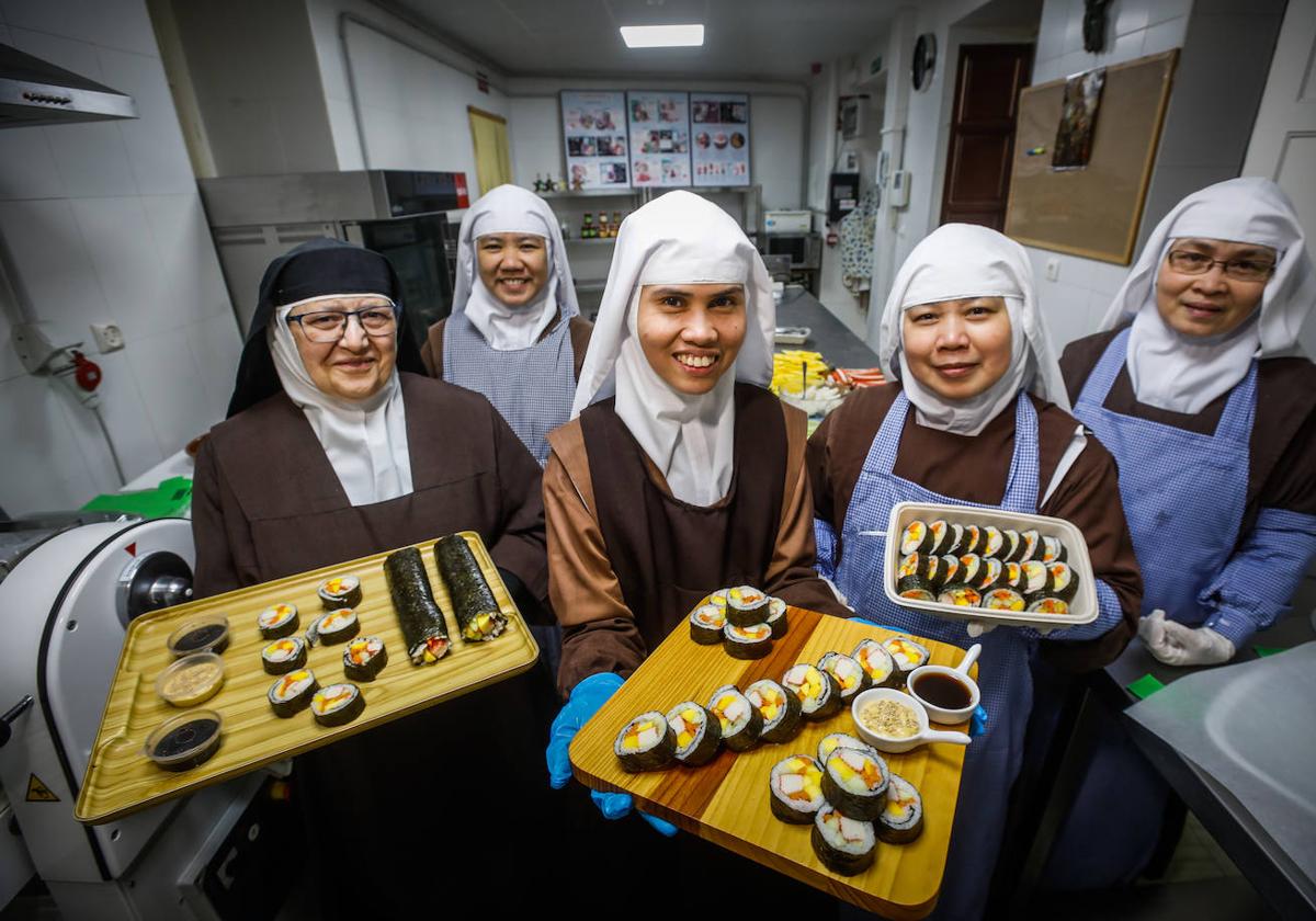 La priora, a la izquierda, junto a las hermanas filipinas que enseñan el sushi preparado en el monasterio de las Carmelitas del Realejo.