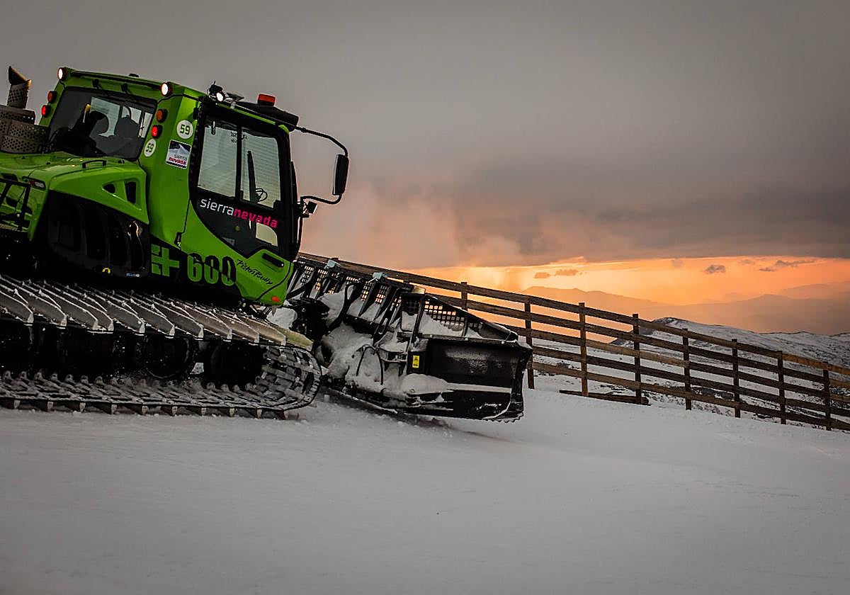 Nuevas máquinas pisa-pistas híbridas en Sierra Nevada.