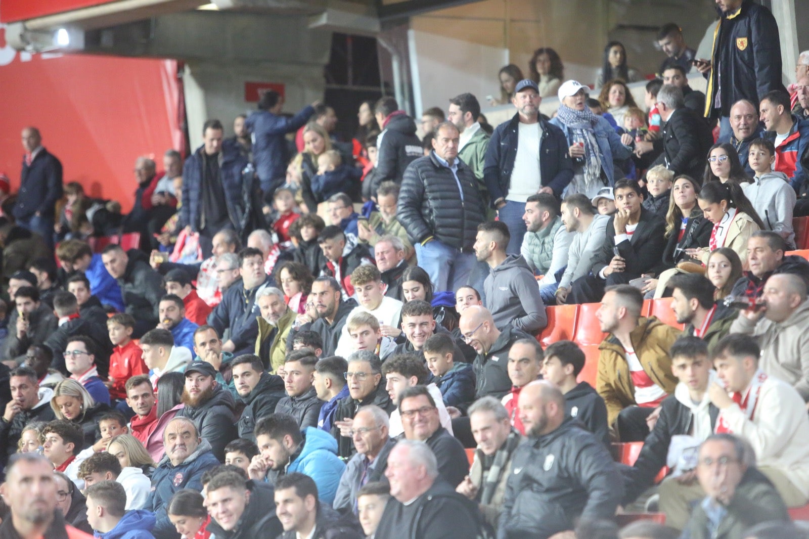 Encuéntrate en la grada de Los Cármenes en el Granada-Villarreal