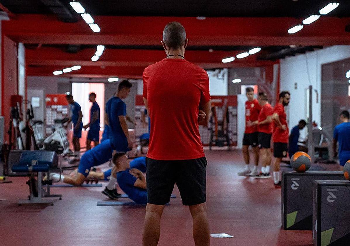 Gaizka Garitano observa a sus jugadores, con los que tiene que sacar al Almería de esta situación.