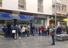 Colas en las agencias de viajes de Jaén para reservar los viajes del Imserso, este lunes.