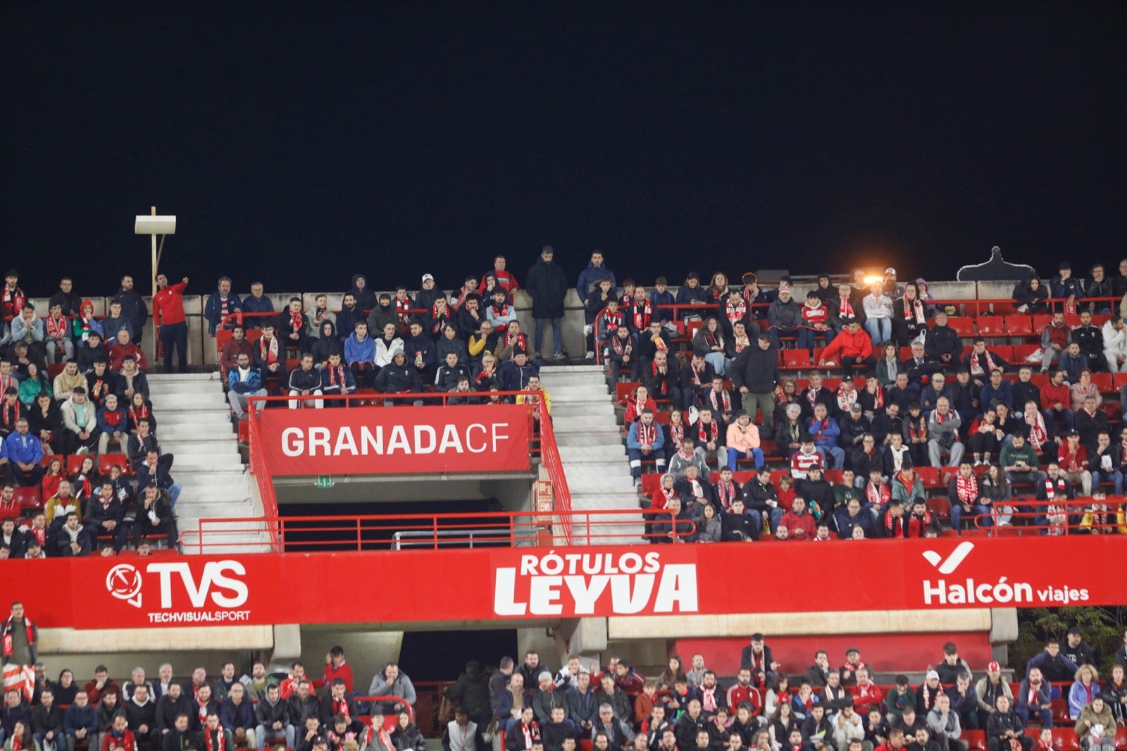 Encuéntrate en la grada de Los Cármenes en el Granada-Villarreal