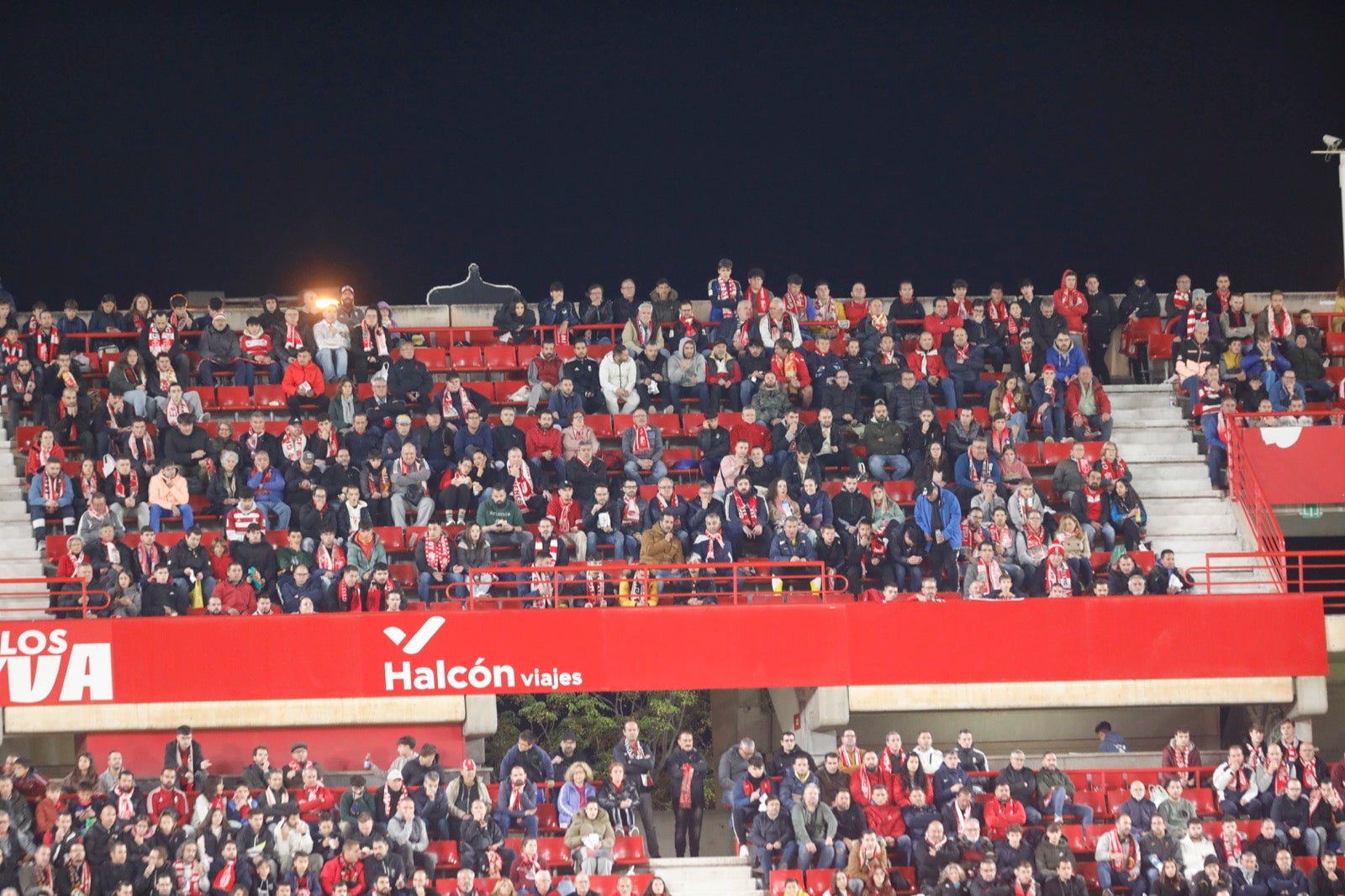 Encuéntrate en la grada de Los Cármenes en el Granada-Villarreal