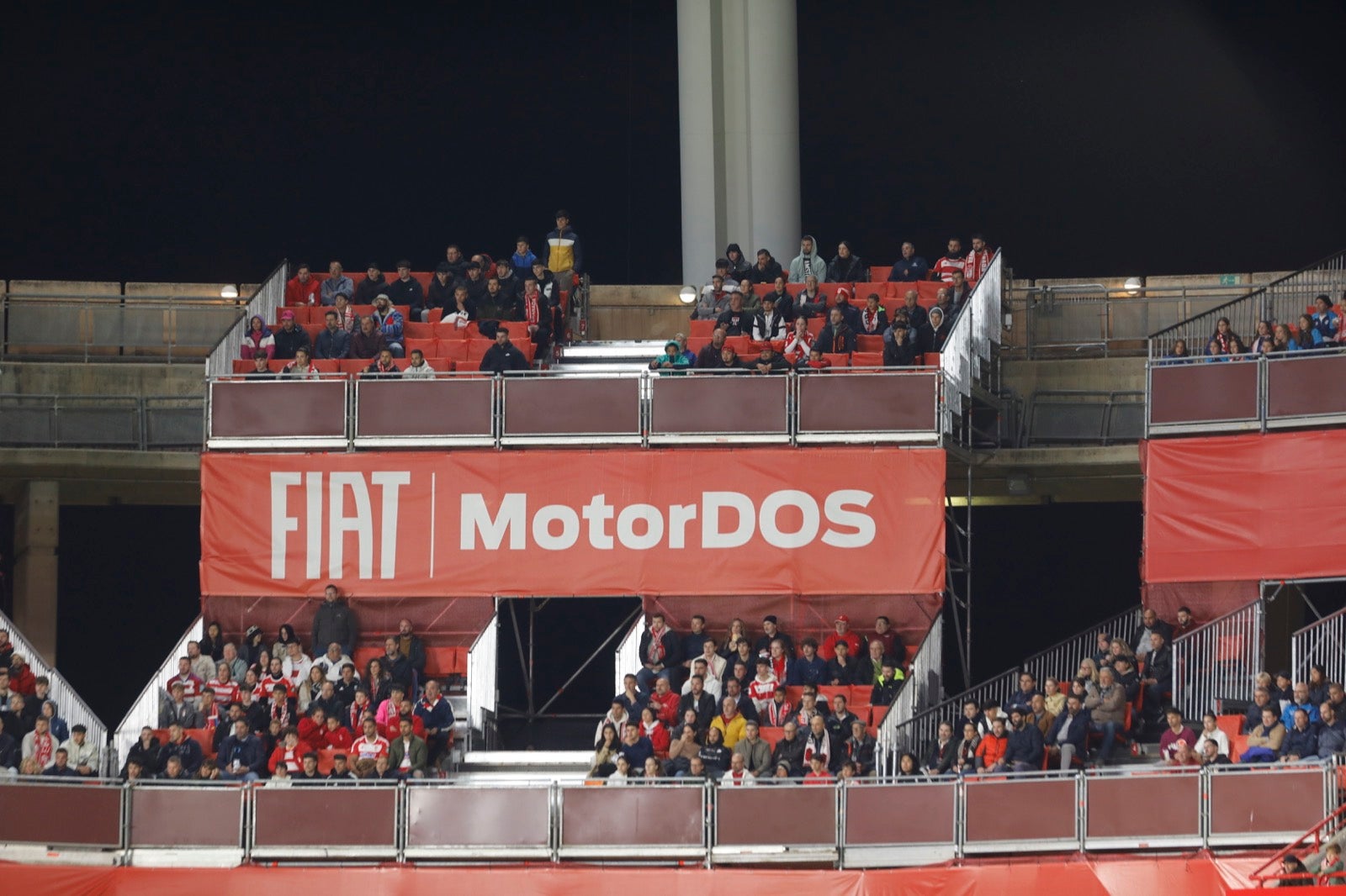 Encuéntrate en la grada de Los Cármenes en el Granada-Villarreal