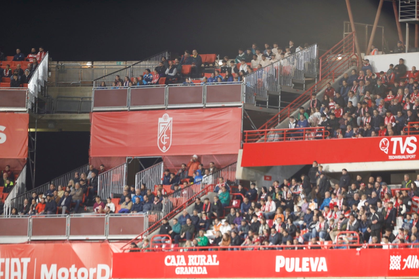 Encuéntrate en la grada de Los Cármenes en el Granada-Villarreal