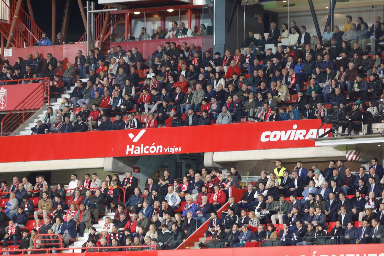 Encuéntrate en la grada de Los Cármenes en el Granada-Villarreal