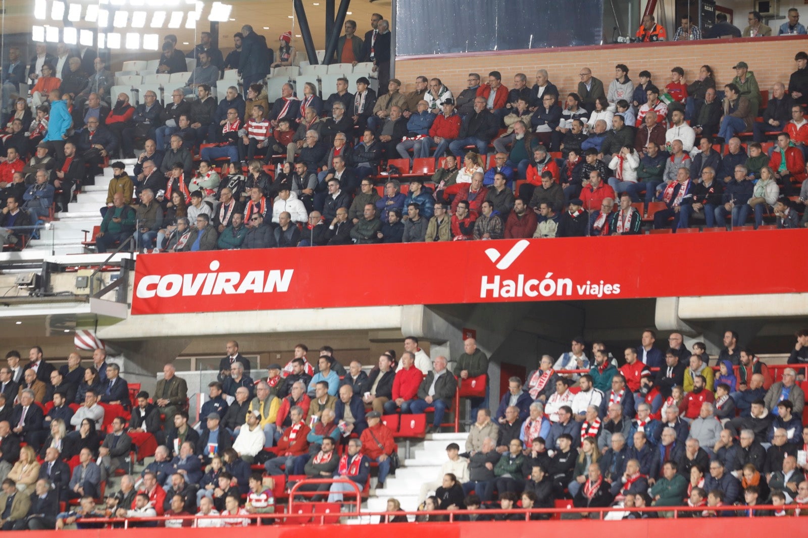 Encuéntrate en la grada de Los Cármenes en el Granada-Villarreal