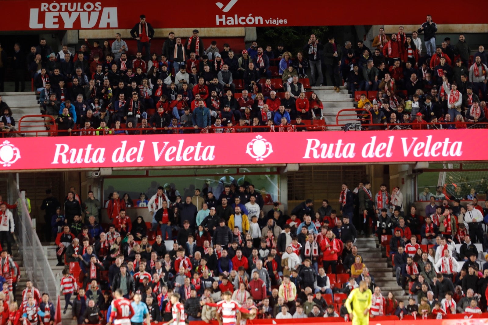 Encuéntrate en la grada de Los Cármenes en el Granada-Villarreal