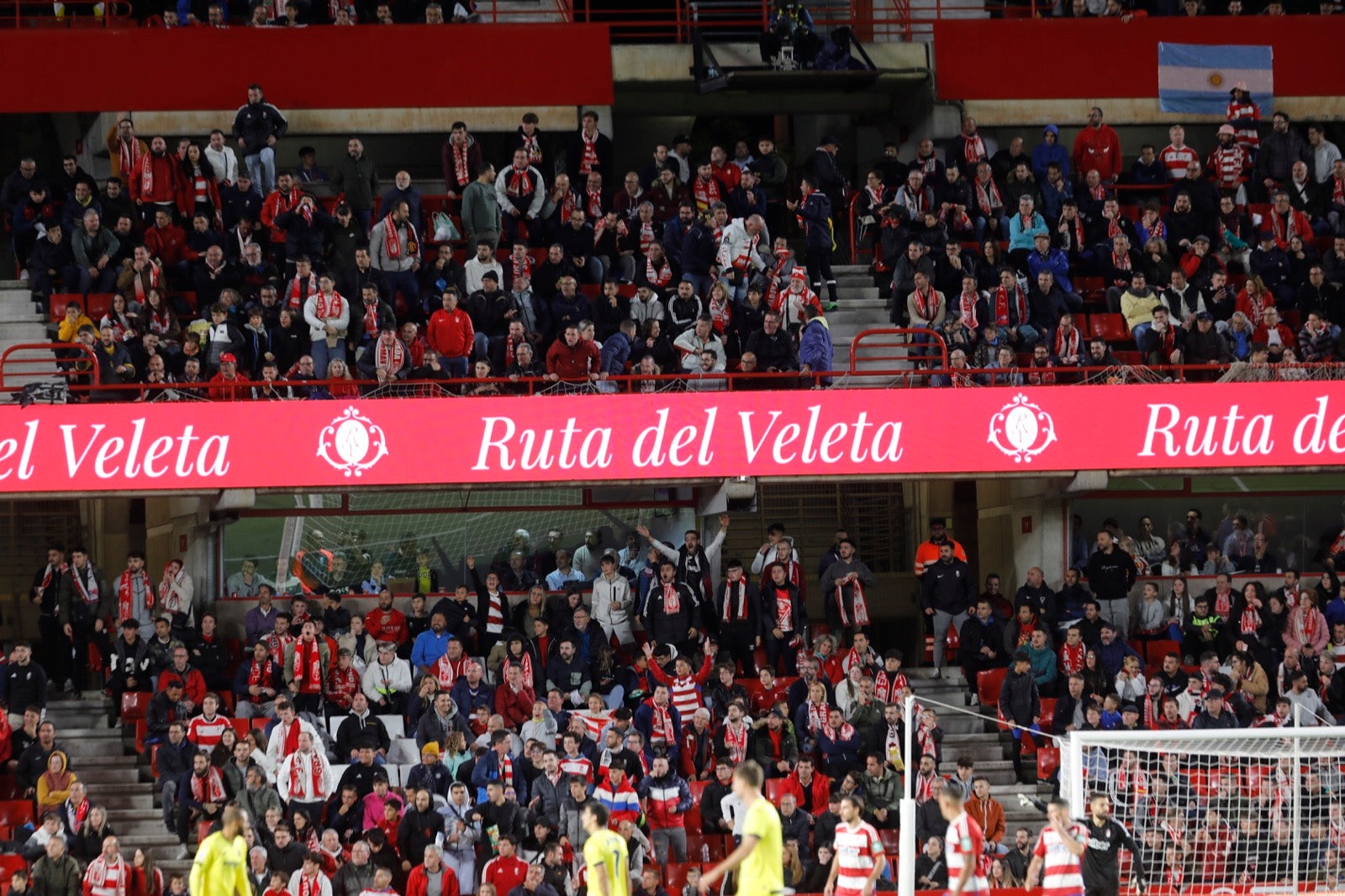 Encuéntrate en la grada de Los Cármenes en el Granada-Villarreal