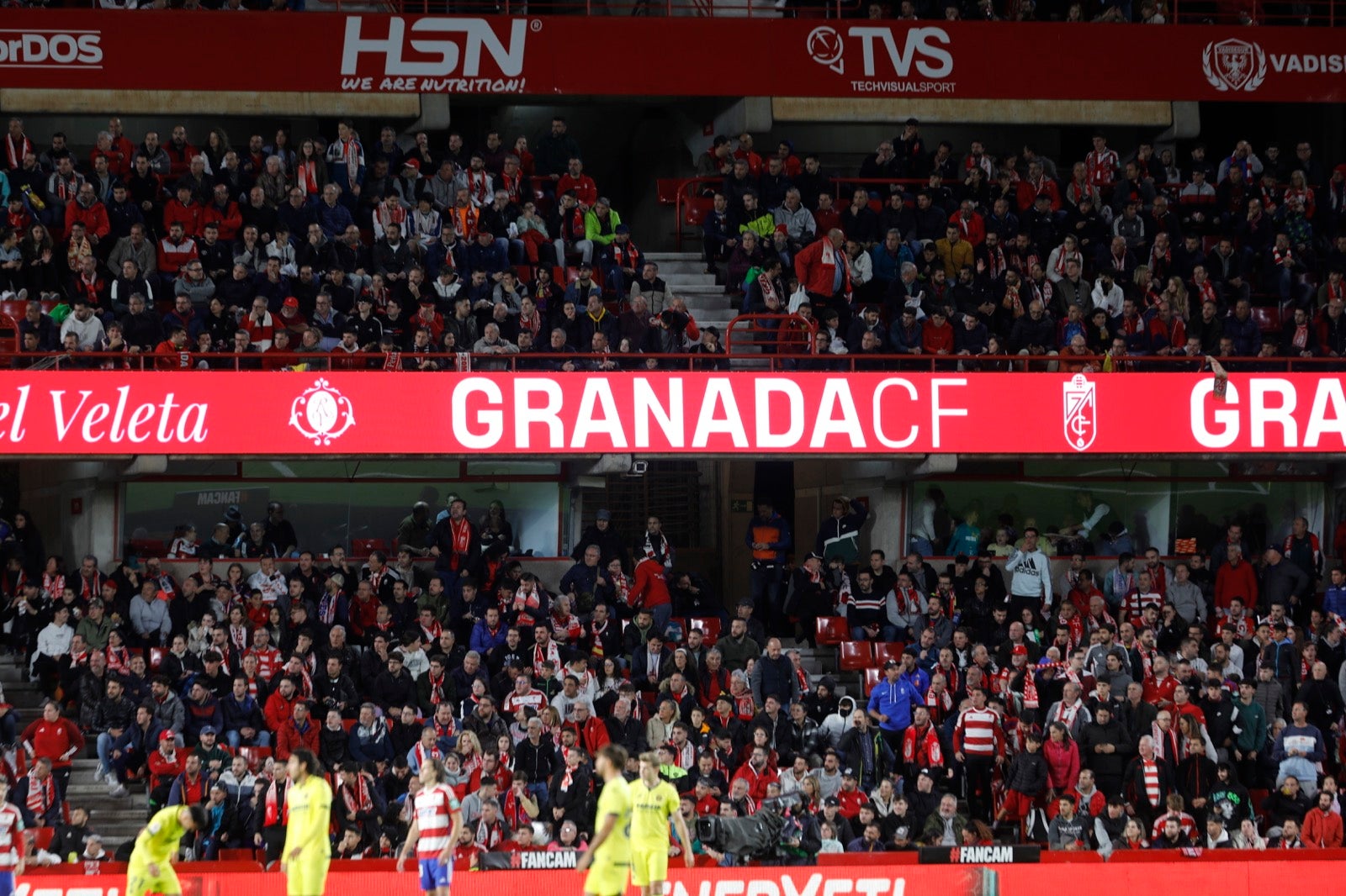 Encuéntrate en la grada de Los Cármenes en el Granada-Villarreal