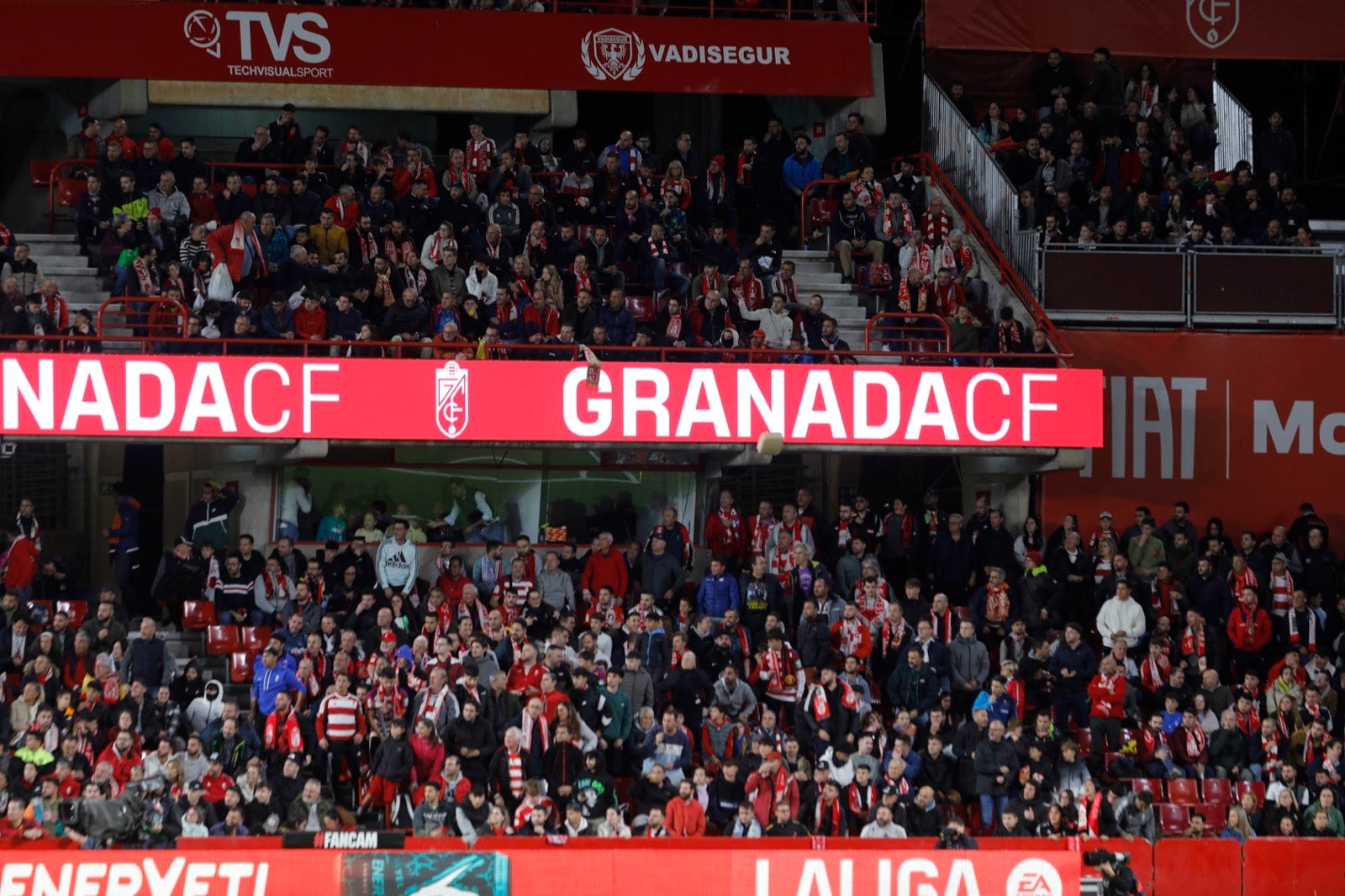 Encuéntrate en la grada de Los Cármenes en el Granada-Villarreal