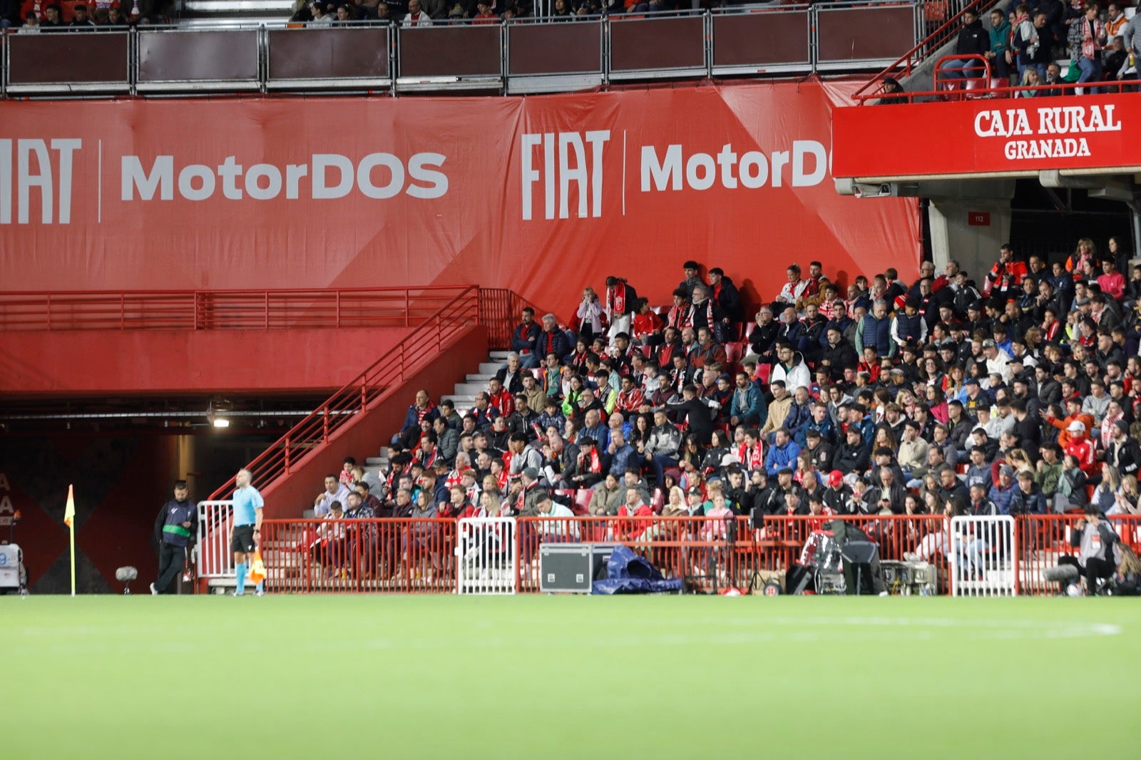Encuéntrate en la grada de Los Cármenes en el Granada-Villarreal