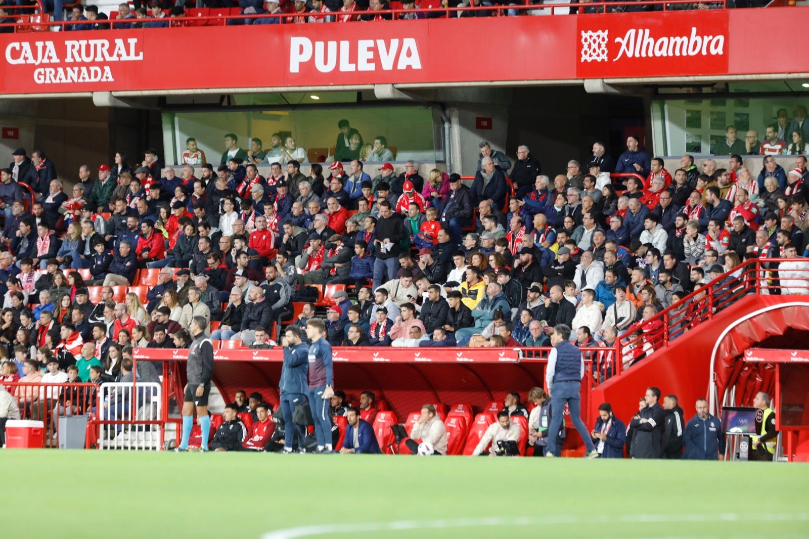 Encuéntrate en la grada de Los Cármenes en el Granada-Villarreal