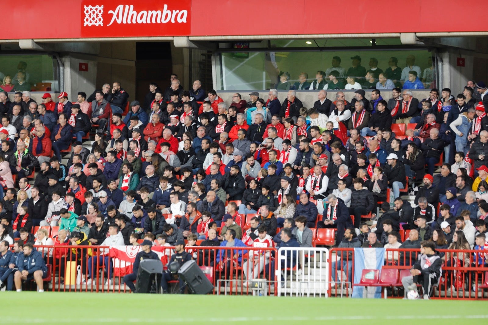 Encuéntrate en la grada de Los Cármenes en el Granada-Villarreal