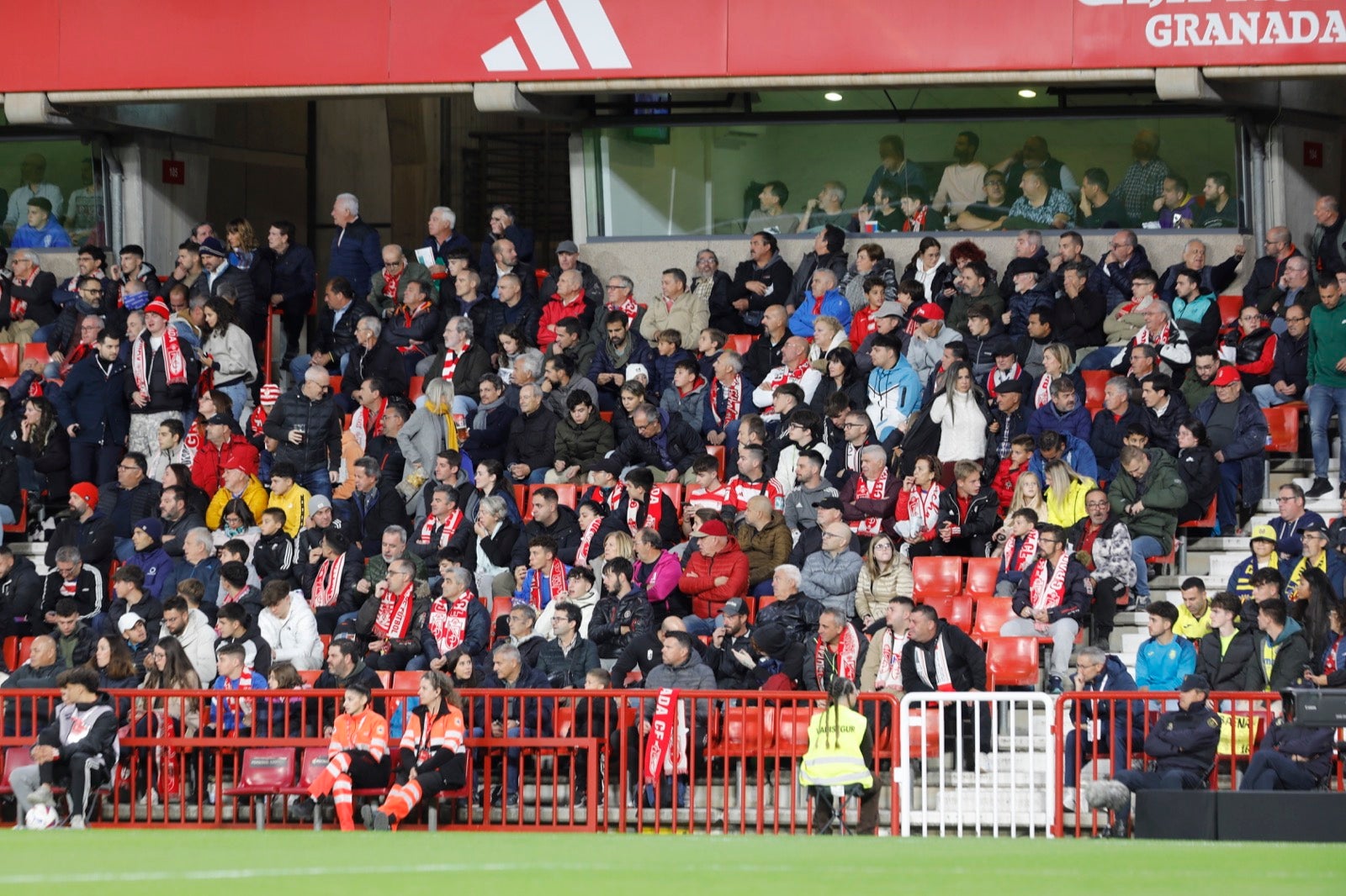 Encuéntrate en la grada de Los Cármenes en el Granada-Villarreal