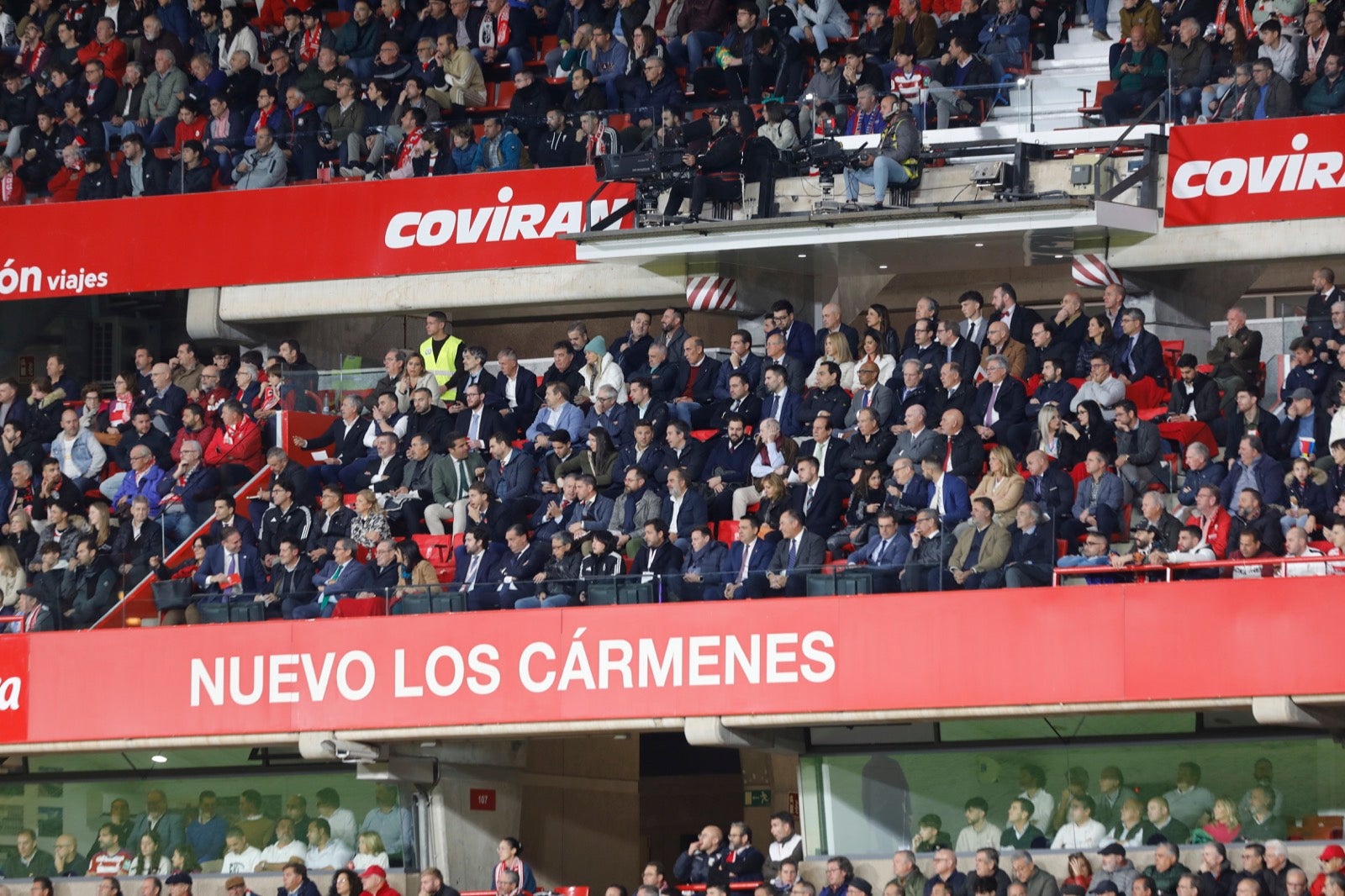 Encuéntrate en la grada de Los Cármenes en el Granada-Villarreal