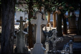 Cruces de las tumbas del cementerio de San José de la capital granadina.